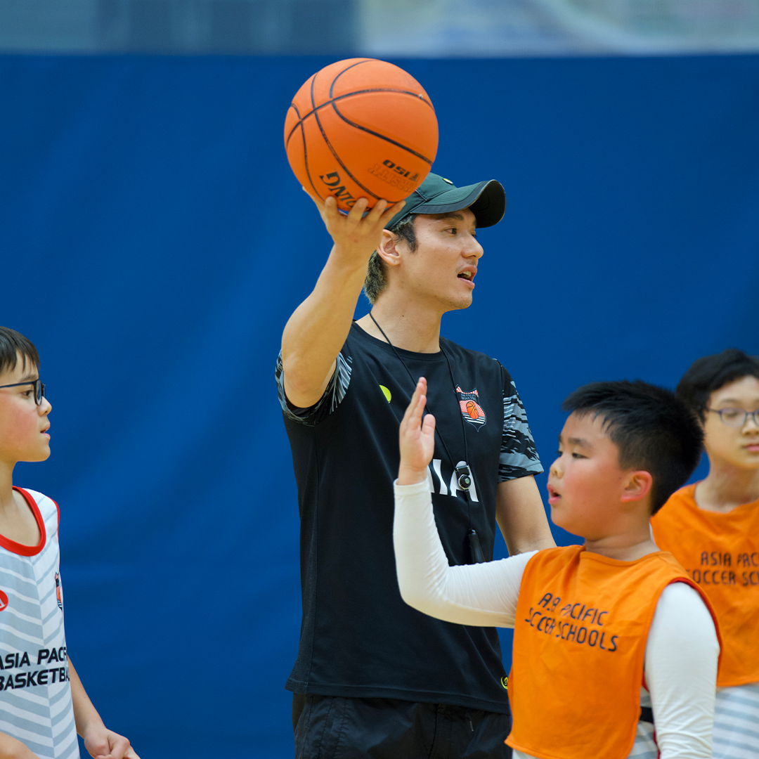 coaching_basket_ball_to_kids